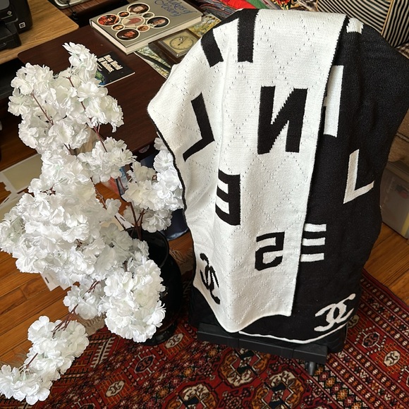 🌺🌺 NWT CHANEL DOBLE SIDE SCARVE - Picture 4 of 9